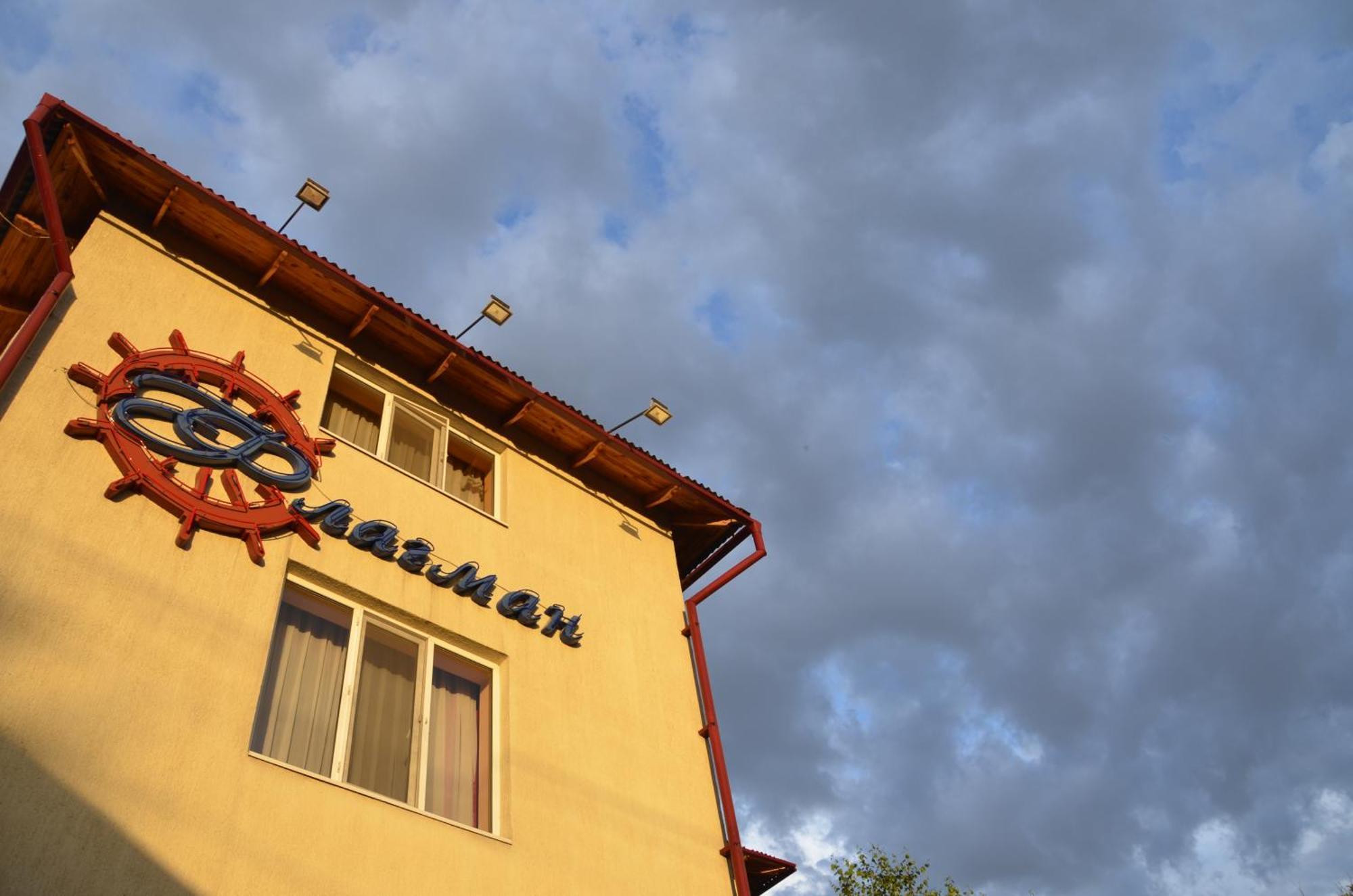 Club-Hotel Flagman Bischkek Exterior foto