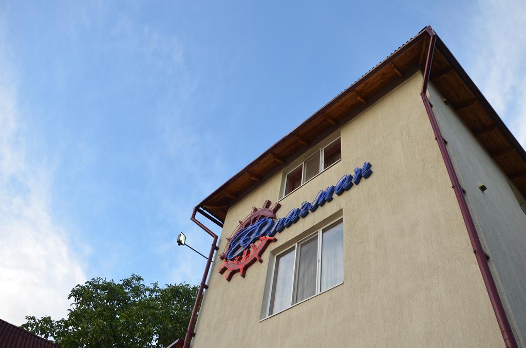Club-Hotel Flagman Bischkek Exterior foto